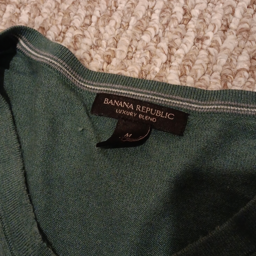 Banana Republic Long sleeve sweater vneck